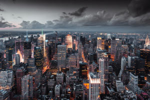 Vue aérienne de nuit sur la city de New York.